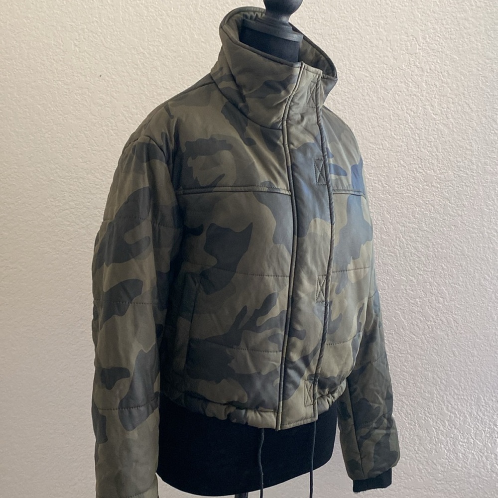 Bagatelle NYC Camouflage green puffer jacket cropped